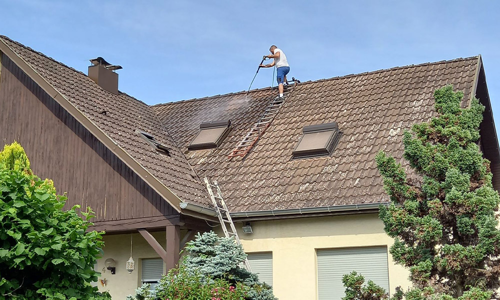 Nettoyage et Démoussage de Toiture à Thionville (57100) en Moselle (57) - FLK Couverture Charpente Facade